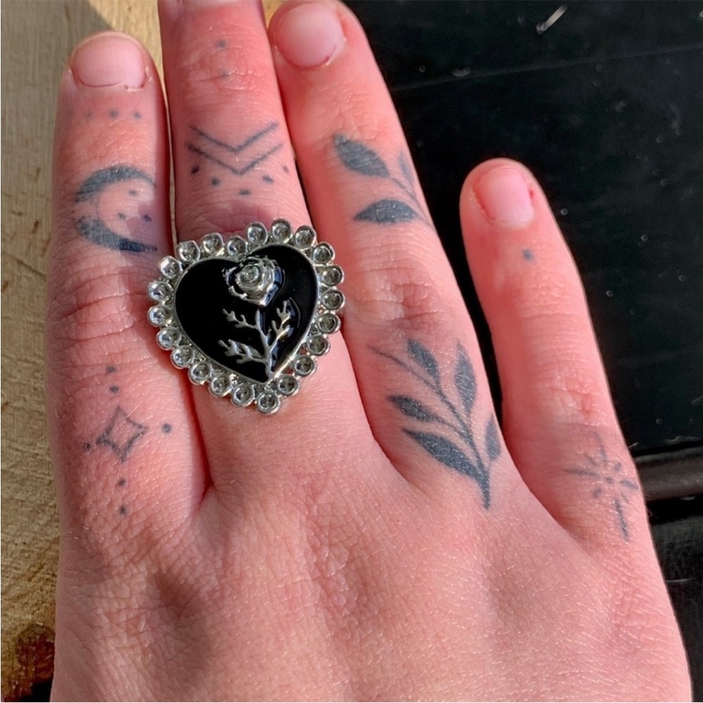 Vintage Styled Heart Shaped Rose Black Grunge Punk Statememt Floral Ring Size 9 - Picture 3 of 10
